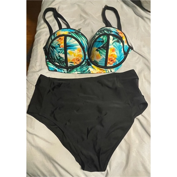 Swimsuit sets selling all together - Picture 3 of 4